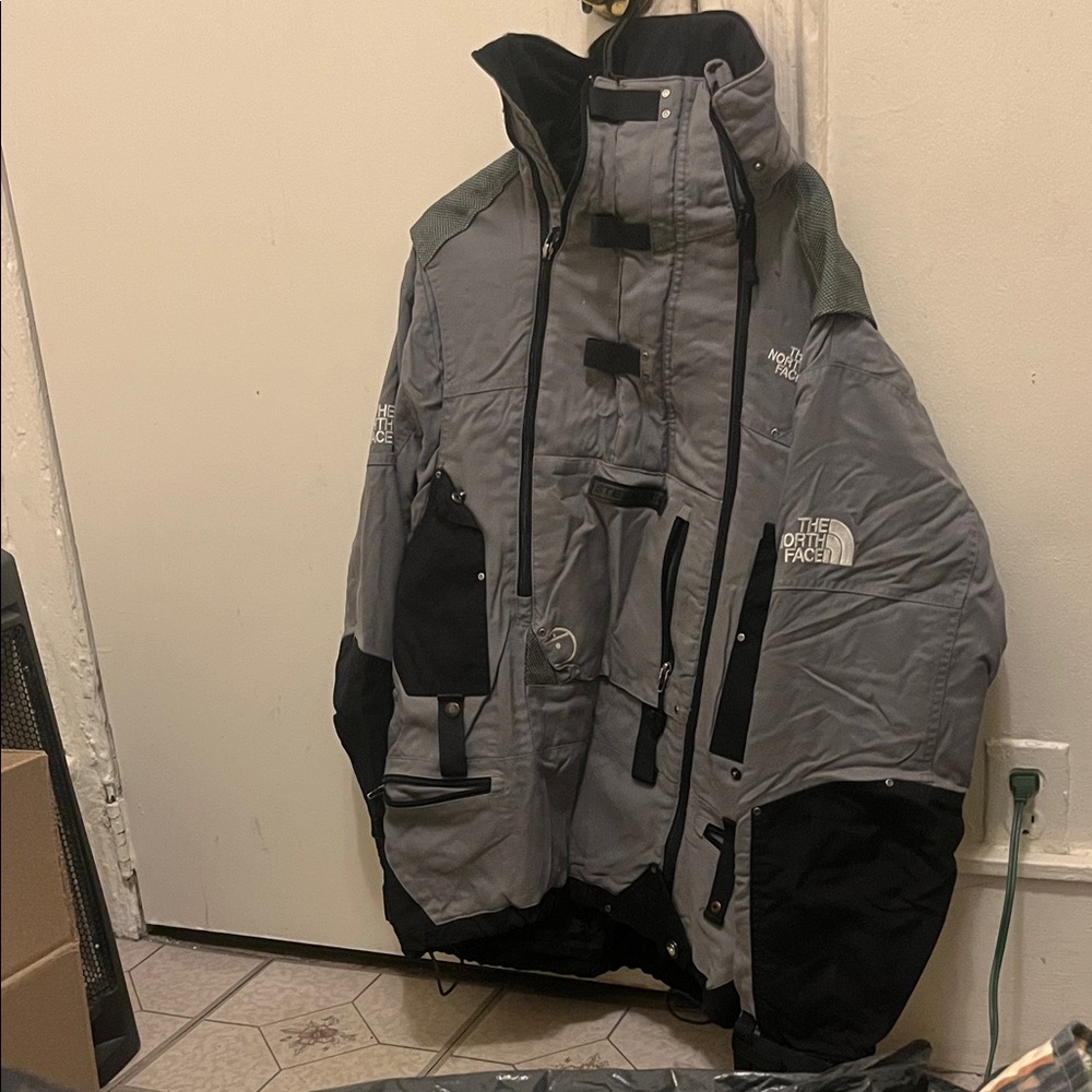 The North Face Men's Gray and Black Ski Jacket